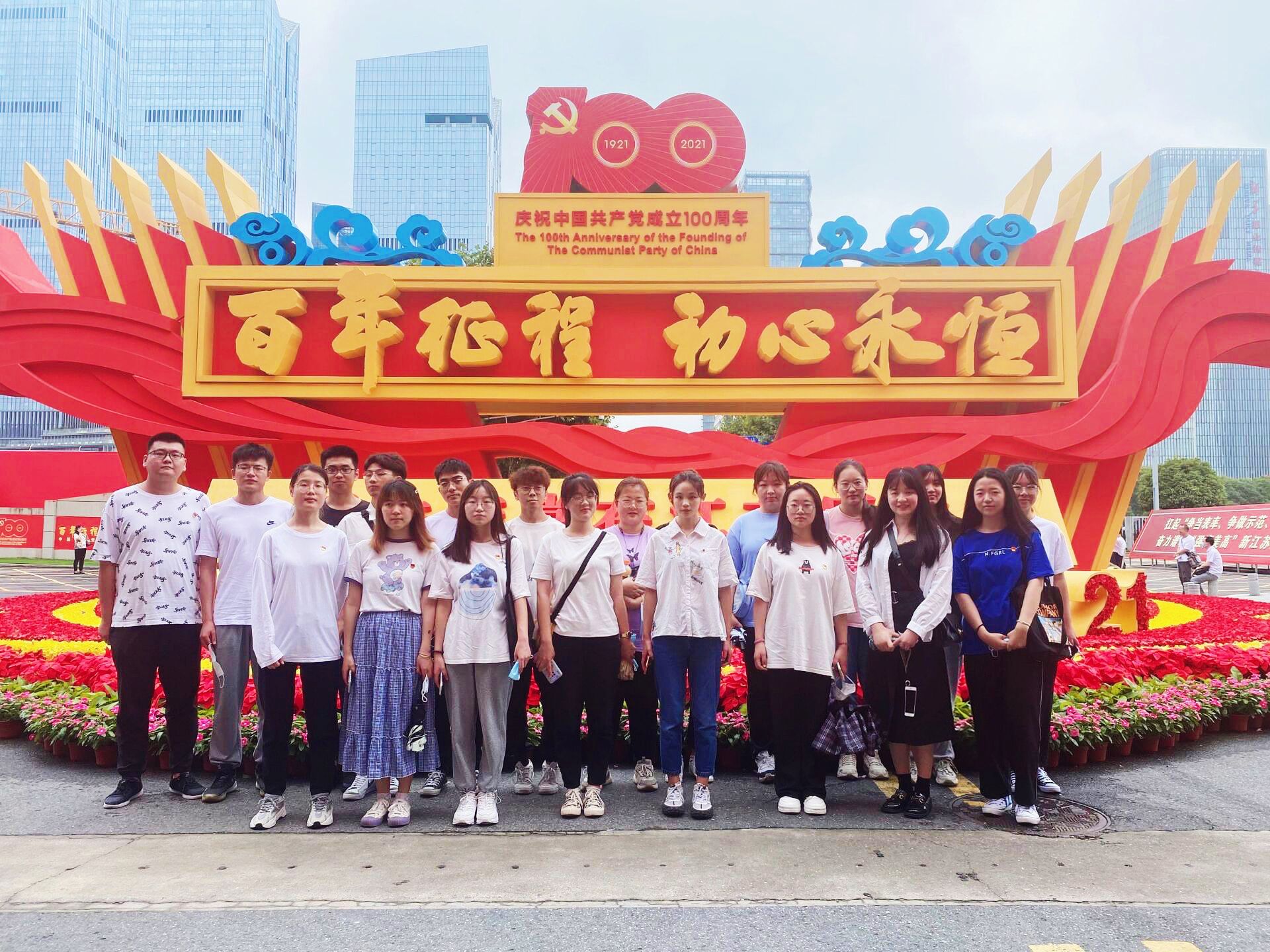参观中共江苏历史展